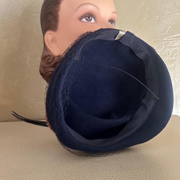 EXQUISITE 1940\'s NAVY FELT HAT WITH PINK/BROWN FEATHERS, VEILING  & FEATHER WING
